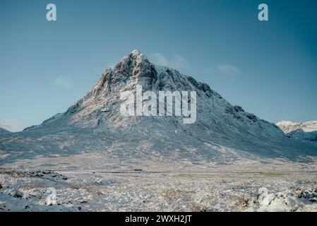 La montagne Buachaille, couverte de neige, s'élève de Rannoch Moor à Glencoe, en Écosse Banque D'Images