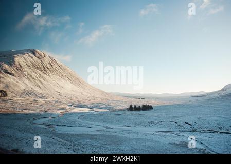 La cabane Lagangarbh dans une vaste étendue gelée, entre Beinn a' Chrùlaiste et Buachaille Etive Mòr à Glencoe, en Écosse Banque D'Images