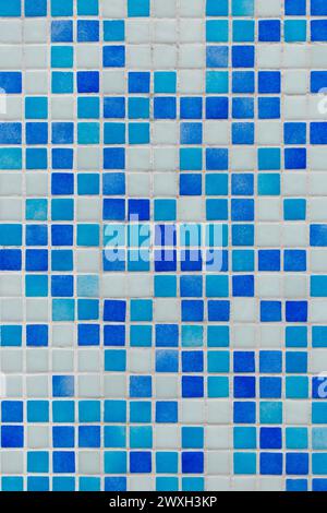Bleu mosaïque tuile baignoire salle de bain piscine toilettes carré texture abstraite motif fond. Banque D'Images