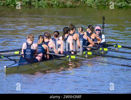 Samedi 30 mars 2024. La 78e course de bateaux féminine. L'équipage féminin d'Oxford vaincu récupère après avoir perdu sa course contre Cambridge. Banque D'Images