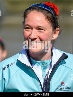 Samedi 30 mars 2024. La 78e course de bateaux féminine. Présidente de Cambridge, Jenna Armstrong assiste au lancer de pièces Banque D'Images
