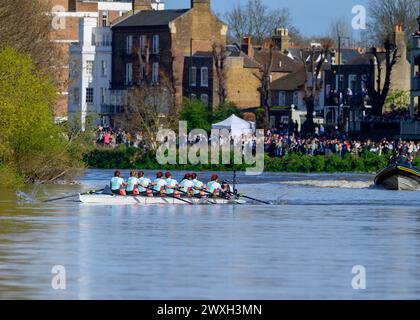 Samedi 30 mars 2024 Oxford/Cambridge Boat Race. L'équipe féminine de Cambridge approche de la ligne d'arrivée pour remporter la 78e course de bateaux féminine Gemini. Banque D'Images