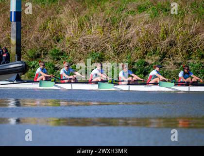 Samedi 30 mars 2024 Oxford/Cambridge Boat Race. L'équipe féminine de Cambridge franchit la ligne d'arrivée pour remporter la 78e Gemini Women's Boat Race. Banque D'Images