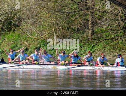 Samedi 30 mars 2024 Oxford/Cambridge Boat Race. L'équipe féminine de Cambridge célébrant après avoir remporté la 78e course de bateau féminine Gemini. Banque D'Images