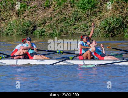 Samedi 30 mars 2024 Oxford/Cambridge Boat Race. L'équipe féminine de Cambridge célébrant après avoir remporté la 78e course de bateau féminine Gemini. Banque D'Images