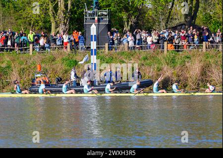 Samedi 30 mars 2024 Oxford/Cambridge Boat Race. L'équipe masculine de Cambridge franchit la ligne d'arrivée pour remporter la 169e Gemini Men's Boat Race Banque D'Images