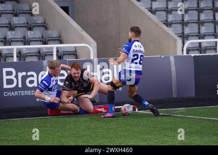 Newcastle upon Tyne, le 30 mars 2024. Brad Ward marque un essai pour Newcastle Thunder lors de leur match de Ligue 1 contre Workington Town à Kingston Park. Crédit : Colin Edwards Banque D'Images