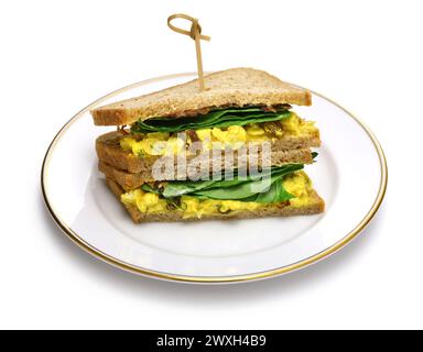 Sandwich au poulet couronné maison, cuisine britannique isolée sur fond blanc Banque D'Images