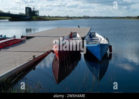 Dorney, Buckinghamshire, Royaume-Uni. 30 mars 2024. Bateaux-dragons amarrés sur le lac Dorney. C'était une belle journée ensoleillée aujourd'hui à Dorney Lake dans le Buckinghamshire. Dorney Lake est utilisé par les garçons d'Eton College pour l'aviron, mais il a également accueilli les Jeux olympiques en 2012. Crédit : Maureen McLean/Alamy Live News Banque D'Images