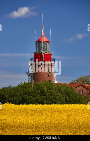 Phare Buk près de Bastdorf dans Yellow Field Banque D'Images