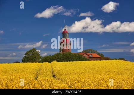 Phare Buk près de Bastdorf dans Yellow Field Banque D'Images