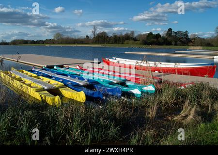 Dorney, Buckinghamshire, Royaume-Uni. 30 mars 2024. Bateaux-dragons amarrés sur le lac Dorney. C'était une belle journée ensoleillée aujourd'hui à Dorney Lake dans le Buckinghamshire. Dorney Lake est utilisé par les garçons d'Eton College pour l'aviron, mais il a également accueilli les Jeux olympiques en 2012. Crédit : Maureen McLean/Alamy Live News Banque D'Images