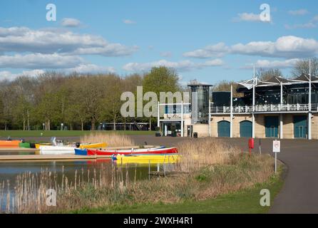 Dorney, Buckinghamshire, Royaume-Uni. 30 mars 2024. Bateaux-dragons amarrés sur le lac Dorney. C'était une belle journée ensoleillée aujourd'hui à Dorney Lake dans le Buckinghamshire. Dorney Lake est utilisé par les garçons d'Eton College pour l'aviron, mais il a également accueilli les Jeux olympiques en 2012. Crédit : Maureen McLean/Alamy Live News Banque D'Images