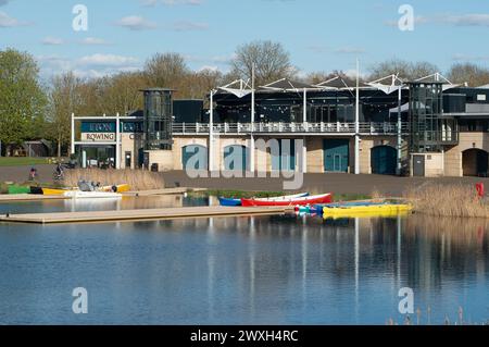 Dorney, Buckinghamshire, Royaume-Uni. 30 mars 2024. Bateaux-dragons amarrés sur le lac Dorney. C'était une belle journée ensoleillée aujourd'hui à Dorney Lake dans le Buckinghamshire. Dorney Lake est utilisé par les garçons d'Eton College pour l'aviron, mais il a également accueilli les Jeux olympiques en 2012. Crédit : Maureen McLean/Alamy Live News Banque D'Images