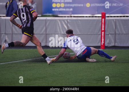 Newcastle upon Tyne, le 30 mars 2024. Matty Henson marque un essai pour Workington Town lors de leur match de Ligue 1 contre Newcastle Thunder à Kingston Park. Crédit : Colin Edwards Banque D'Images