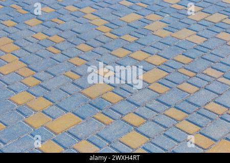 Couleur bleu clair et jaune lignes de motif diagonal rayures pavé surface de plancher Street Road City texture fond carreau. Banque D'Images