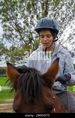 Adolescente en thérapie équine Banque D'Images