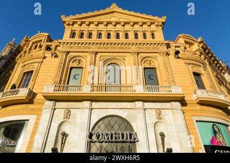 Barcelone, Espagne - 10 février 2022 : vue extérieure des bâtiments du Théâtre Comedia sur la place de Catalogne, la Placa de Catalunya à Barcelone, Spai Banque D'Images