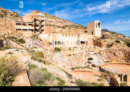 Ancien bastion de montagne avec des tours et une falaise abrupte à côté Banque D'Images