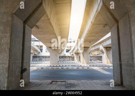 Sous la voie ferrée express du pont. Banque D'Images