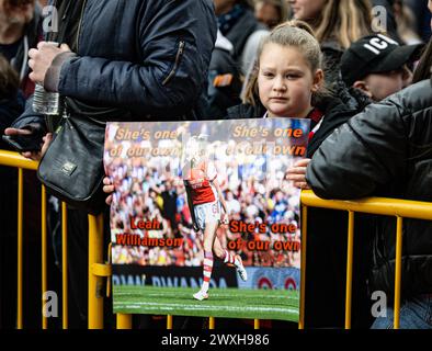 31 mars 2024 ; stade Molineux, Wolverhampton, West Midlands, Angleterre; FA Womens League Cup final Football, Arsenal contre Chelsea ; les fans attendent de saluer les équipes à leur arrivée Banque D'Images