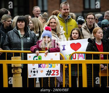 31 mars 2024 ; stade Molineux, Wolverhampton, West Midlands, Angleterre; FA Womens League Cup final Football, Arsenal contre Chelsea ; les fans attendent de saluer les équipes à leur arrivée Banque D'Images