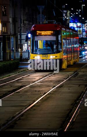 Varsovie, Pologne - 30 mars 2024 : circulation nocturne dans le centre-ville. Banque D'Images