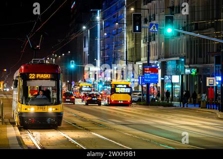 Varsovie, Pologne - 30 mars 2024 : circulation nocturne dans le centre-ville. Banque D'Images