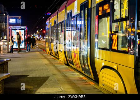 Varsovie, Pologne - 30 mars 2024 : circulation nocturne dans le centre-ville. Banque D'Images