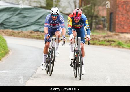 Le belge Gianni Vermeersch d'Alpecin-Deceuninck et le danois Mads Pedersen de Lidl-Trek photographiés en action lors de la course masculine de la ronde van Vlaanderen/ Tour des Flandres/ Tour des Flandres', 270,8km d'Anvers à Oudenaarde, dimanche 31 mars 2024. BELGA PHOTO DAVID PINTENS Banque D'Images