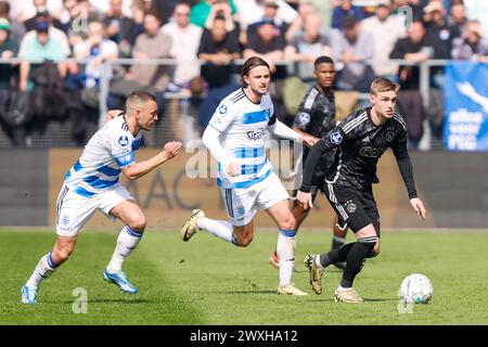 ZWOLLE, stade Mac3Park, 31-03-2024 , saison 2023 / 2024 , Eredivisie néerlandaise. Pendant le match Pec - Ajax, résultat final 1-3, le joueur de Pec Zwolle Bram van Polen le joueur de Pec Zwolle Ody Velanas le joueur d'Ajax Kenneth Taylor Banque D'Images