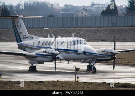 Gros plan d'un Beech B300 Super King Air Air 350 stationné à Lviv Banque D'Images