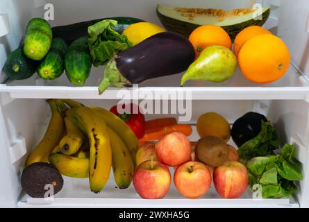 À l'intérieur d'un réfrigérateur plein de fruits et légumes frais Banque D'Images