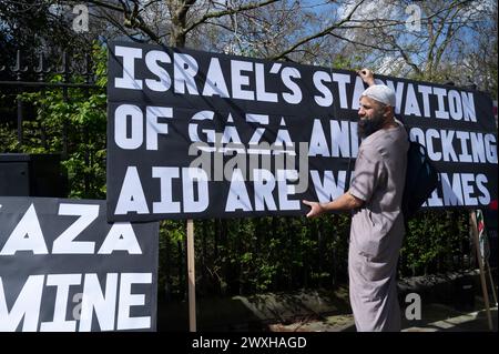 Le 30 mars 2024, des milliers de personnes ont défilé de Russell Square à Trafalgar Square en soutien à la Palestine, exigeant un cessez-le-feu et la fin de t Banque D'Images