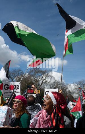 Le 30 mars 2024, des milliers de personnes ont défilé de Russell Square à Trafalgar Square en soutien à la Palestine, exigeant un cessez-le-feu et la fin de t Banque D'Images