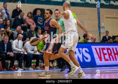 LEIDEN, PAYS-BAS - MARS 30 : Engel Rodriguez de RSW Liege basket, Marijn Ververs de ZZ Leiden lors du match d'Or Elite de la Ligue BNXT entre Zorg Banque D'Images