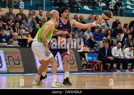 LEIDEN, PAYS-BAS - MARS 30 : Marijn Ververs de ZZ Leiden, Antony Cambo de RSW Liege basket lors du BNXT League Elite Gold match opposant Zorg en Banque D'Images