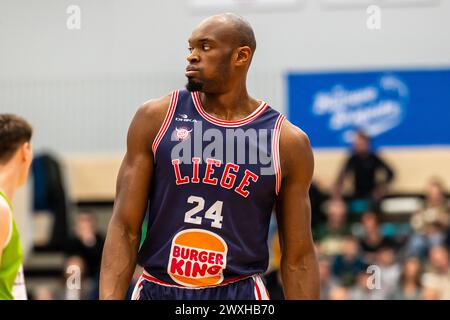 LEIDEN, PAYS-BAS - MARS 30 : Kevin Tumba de RSW Liege basket regarde pendant le match d'Or Elite de la BNXT League entre Zorg en Zekerheid Leiden et Banque D'Images