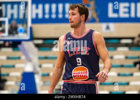 LEIDEN, PAYS-BAS - MARS 30 : Bram Bogaerts de RSW Liege basket regarde pendant le match d'Or Elite de la BNXT League entre Zorg en Zekerheid Leiden an Banque D'Images