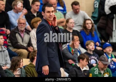 LEIDEN, PAYS-BAS - MARS 30 : le Headcoach Alexandre Zampier de RSW Liege basket regarde pendant le match d'Or Elite de la BNXT League entre Zorg en Zeker Banque D'Images