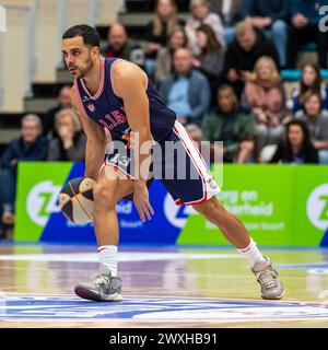 LEIDEN, PAYS-BAS - MARS 30 : Engel Rodriguez de RSW Liege basket en action lors du BNXT League Elite Gold match opposant Zorg en Zekerheid Leiden Banque D'Images