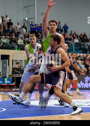 LEIDEN, PAYS-BAS - MARS 30 : Roeland Schaftenaar de ZZ Leiden, Brock Gardner de ZZ Leiden, Bram Bogaerts de RSW Liege basket pendant la Ligue BNXT Banque D'Images