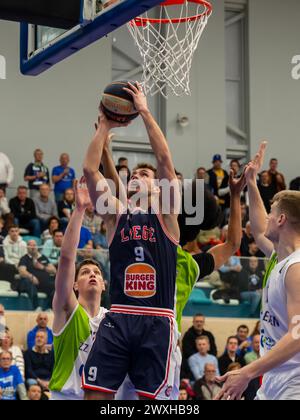 LEIDEN, PAYS-BAS - MARS 30 : Bram Bogaerts de RSW Liege basket a essayé de tirer lors du match d'or de la Ligue Élite BNXT entre Zorg en Zekerheid Lei Banque D'Images