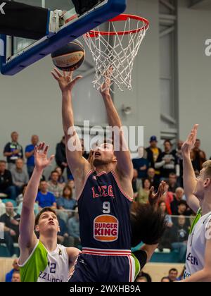 LEIDEN, PAYS-BAS - MARS 30 : Bram Bogaerts de RSW Liege basket a essayé de tirer lors du match d'or de la Ligue Élite BNXT entre Zorg en Zekerheid Lei Banque D'Images