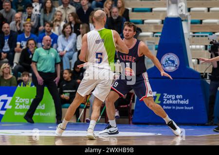 LEIDEN, PAYS-BAS - MARS 30 : Marijn Ververs de ZZ Leiden, Bram Bogaerts de RSW Liege basket lors du match d'or de la BNXT League Elite entre Zorg en Banque D'Images