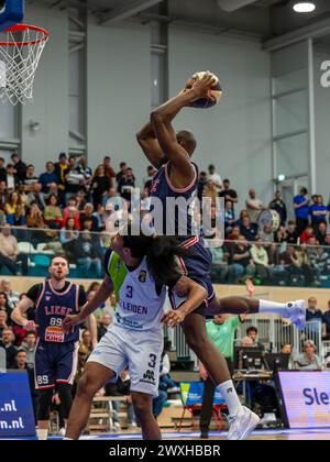 LEIDEN, PAYS-BAS - MARS 30 : Tajion Jones de ZZ Leiden, Kevin Tumba de RSW Liege basket lors du BNXT League Elite Gold match entre Zorg en Zek Banque D'Images