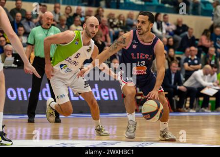 LEIDEN, PAYS-BAS - MARS 30 : Marijn Ververs de ZZ Leiden, Engel Rodriguez de RSW Liege basket lors du match d'Or Elite de la BNXT League entre Zorg Banque D'Images