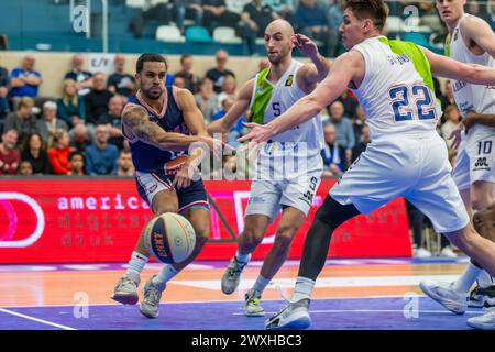 LEIDEN, PAYS-BAS - MARS 30 : Engel Rodriguez de RSW Liege basket, Marijn Ververs de ZZ Leiden, Brock Gardner de ZZ Leiden lors de la BNXT League El Banque D'Images