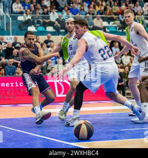 LEIDEN, PAYS-BAS - MARS 30 : Engel Rodriguez de RSW Liege basket, Marijn Ververs de ZZ Leiden, Brock Gardner de ZZ Leiden lors de la BNXT League El Banque D'Images