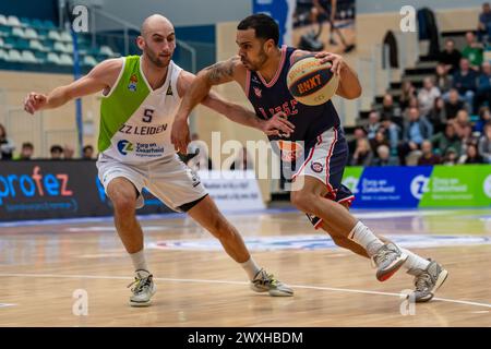 LEIDEN, PAYS-BAS - MARS 30 : Marijn Ververs de ZZ Leiden, Engel Rodriguez de RSW Liege basket lors du match d'Or Elite de la BNXT League entre Zorg Banque D'Images